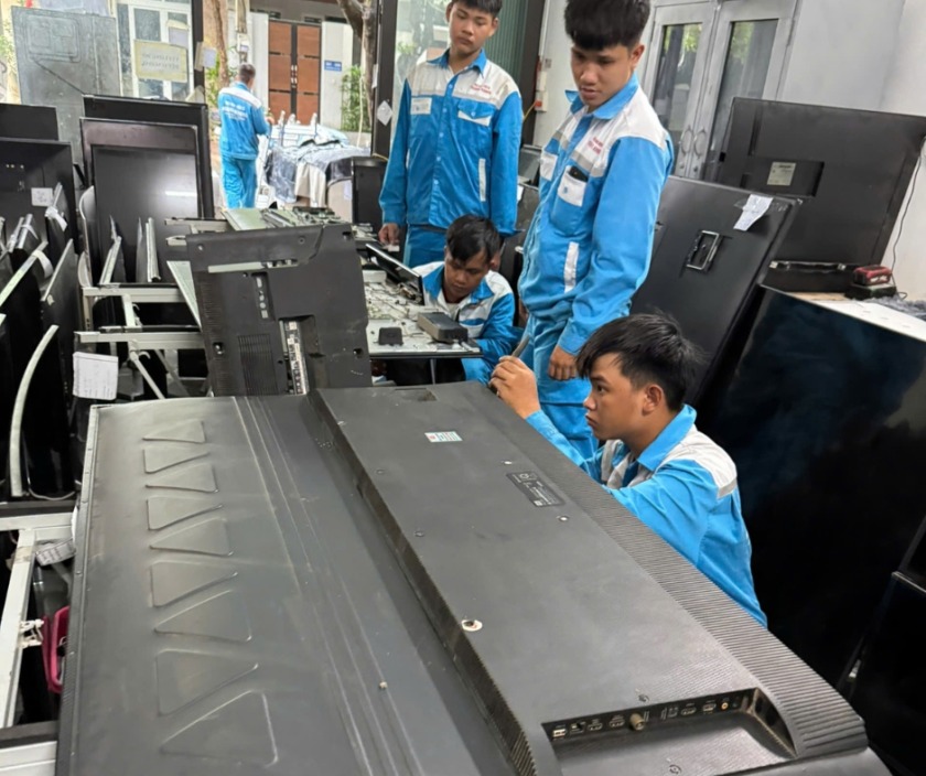 sửa tivi tại Sơn Tịnh Kỹ thuật của công ty Hoàng Khang đang sửa tivi cho khách hàng tại Sơn Tịnh